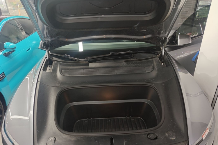 Tesla Model Y 2025 immagine di auto #20