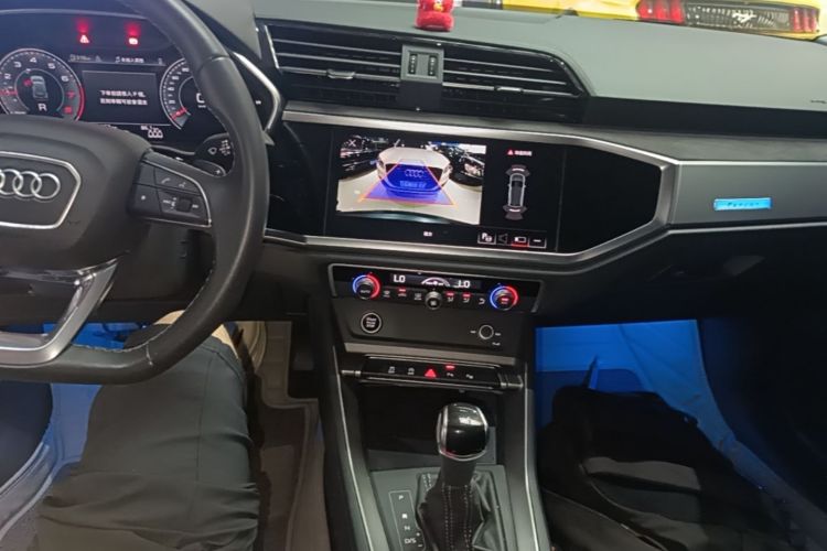 Audi Q3 2023 car image #17