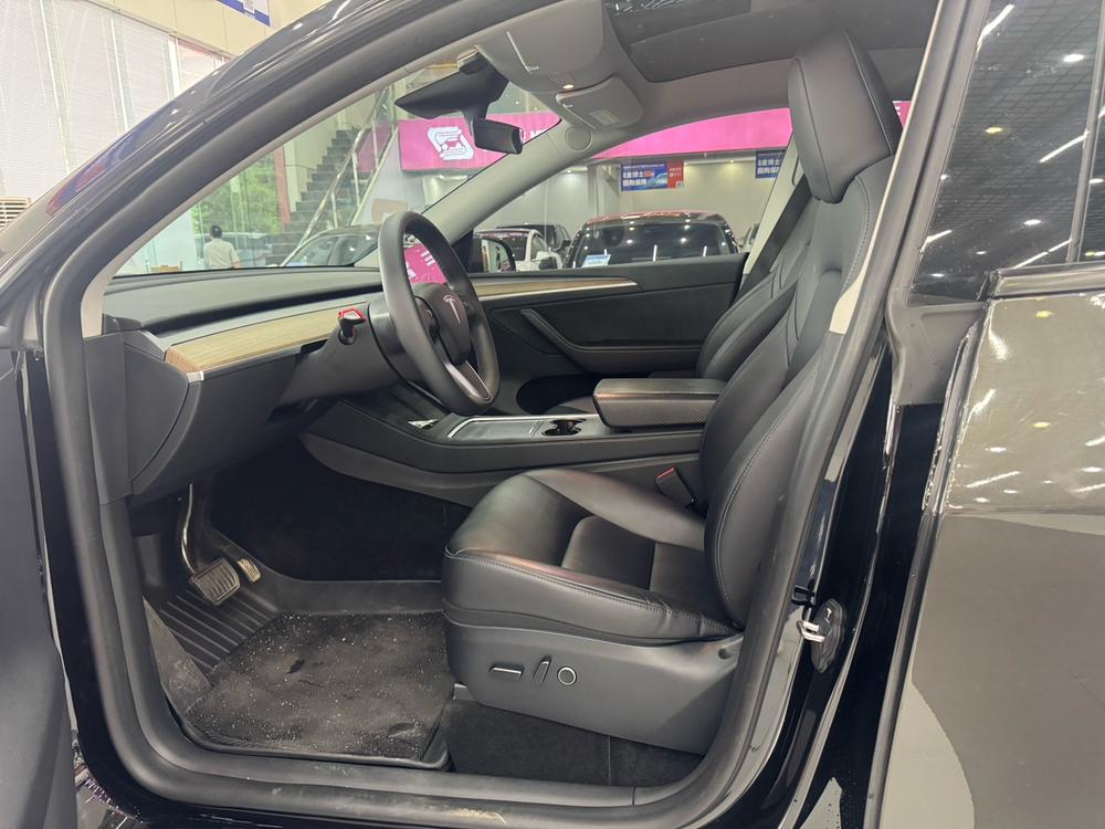 Tesla Model Y 2023 car image #15