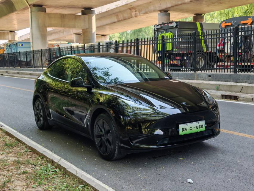 Tesla Model Y 2023 car image 