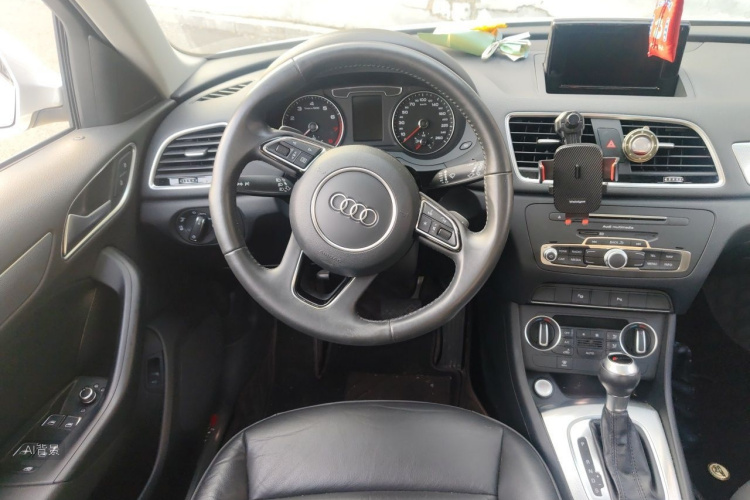 Audi Q3 2017 car image #12