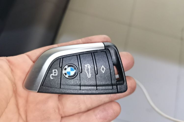 BMW 3 Series 2024 car image #9