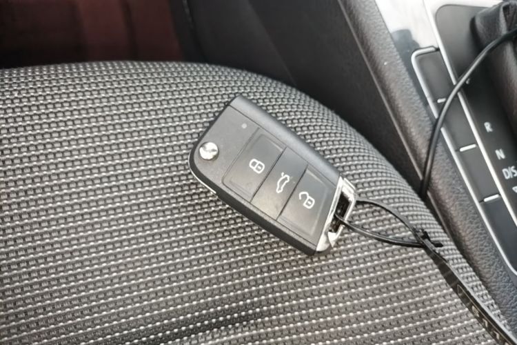 Volkswagen Golf 2019 car image #9