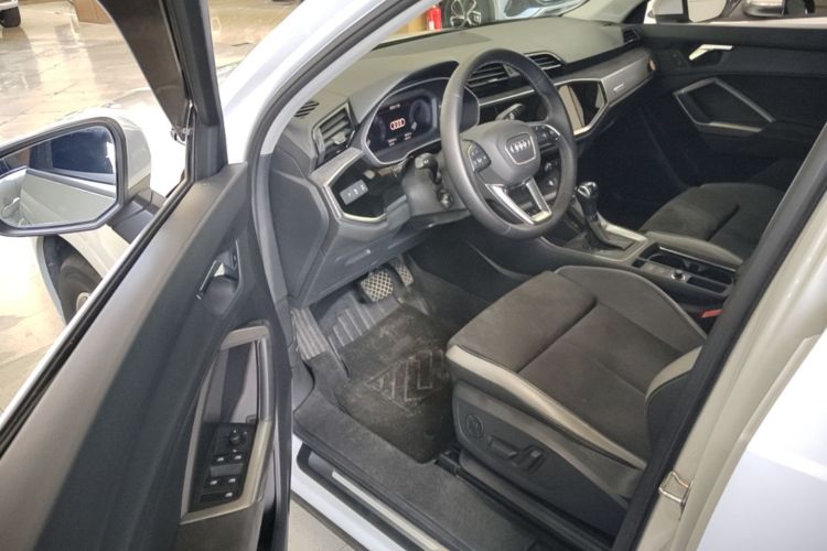 Audi Q3 2021 car image #16