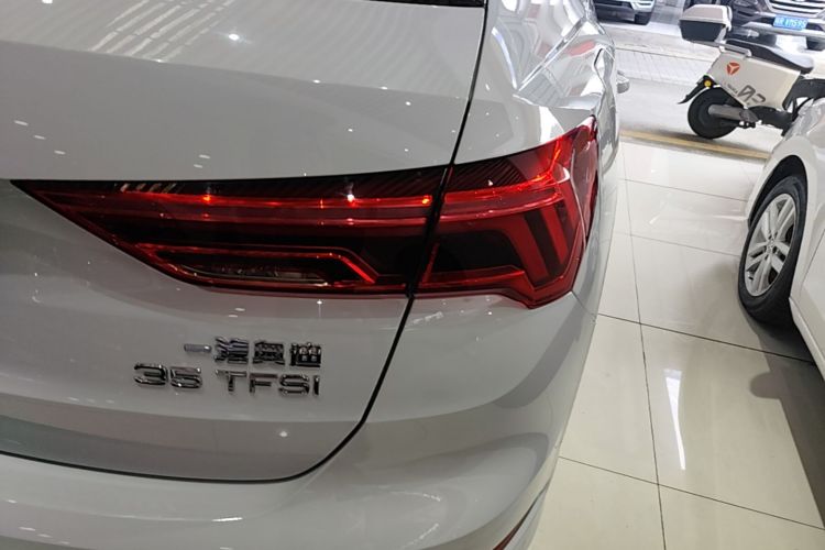 Audi Q3 2020 car image #8