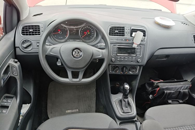 Volkswagen Polo 2015 car image #11