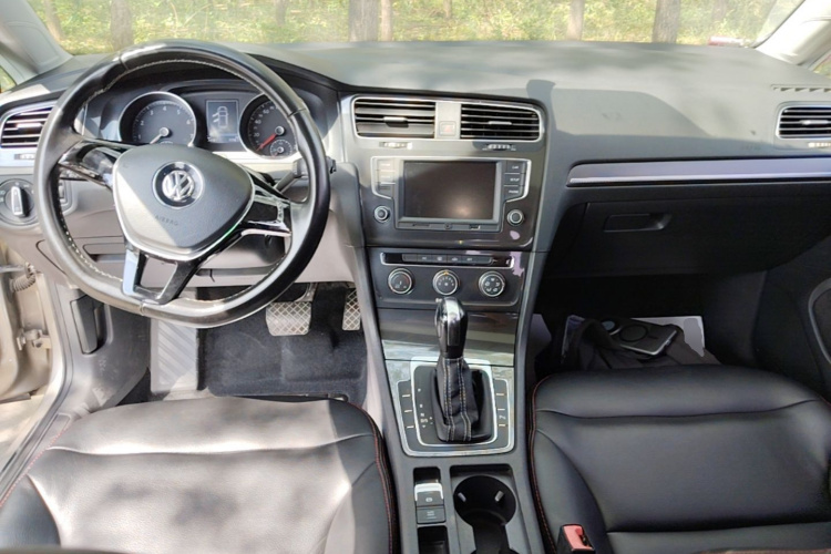 Volkswagen Golf 2017 car image #10