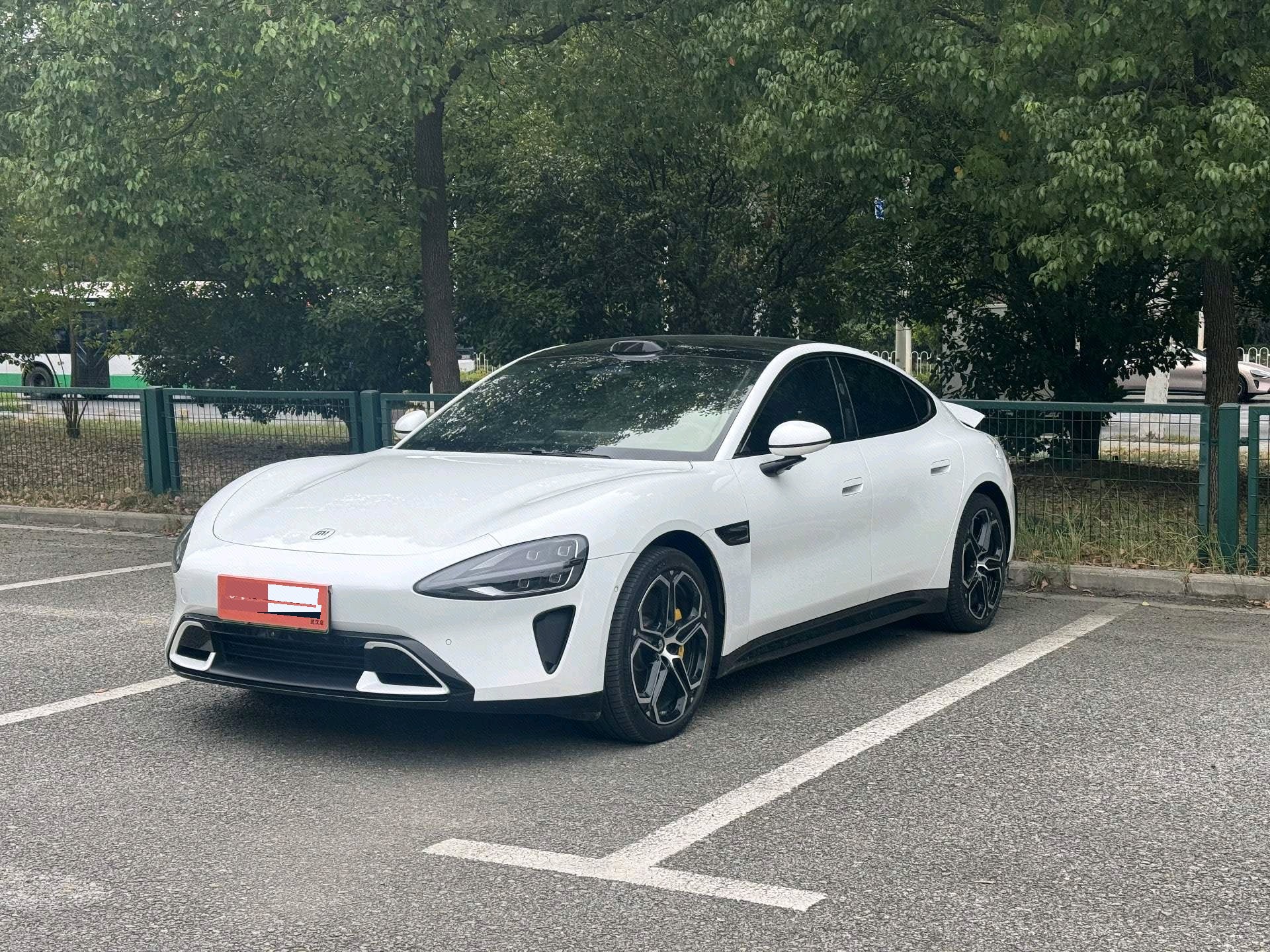 MI SU7 2024 immagine di auto 