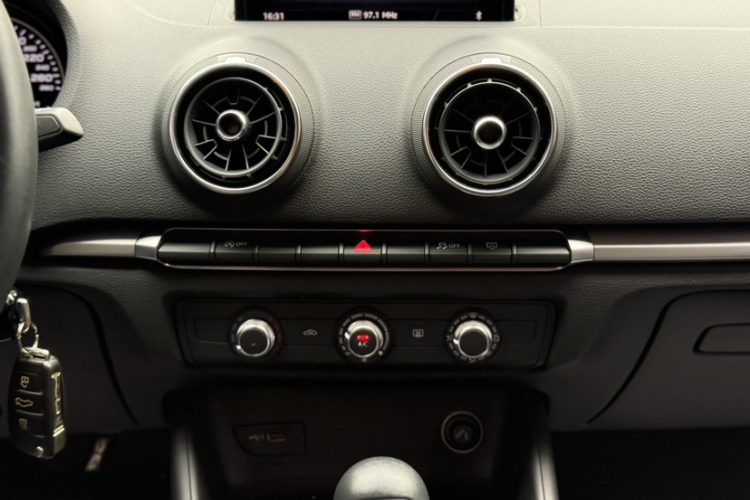 Audi A3 2018 car image #13