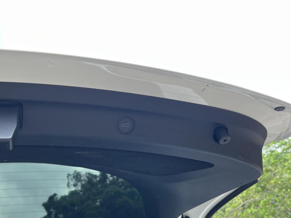 Tesla Model Y 2023 car image #11