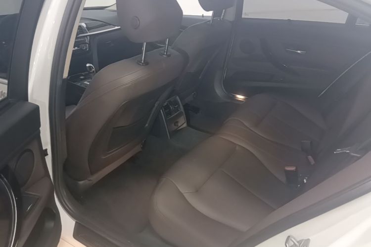 BMW 3 Series 2018 car image #17