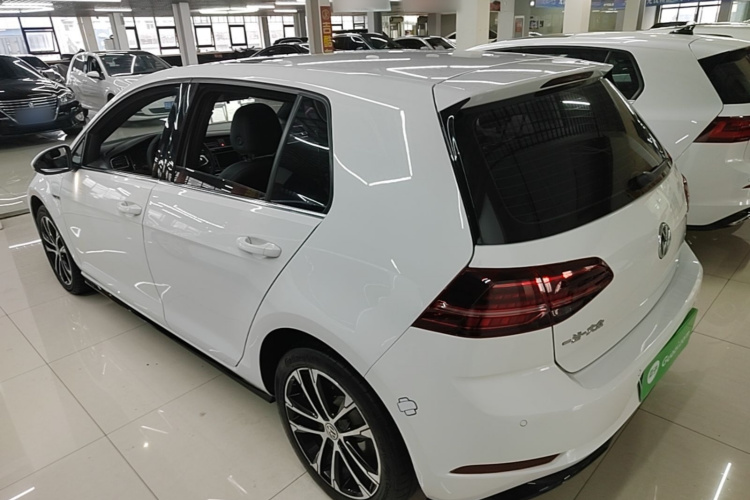 Volkswagen Golf 2018 car image #5