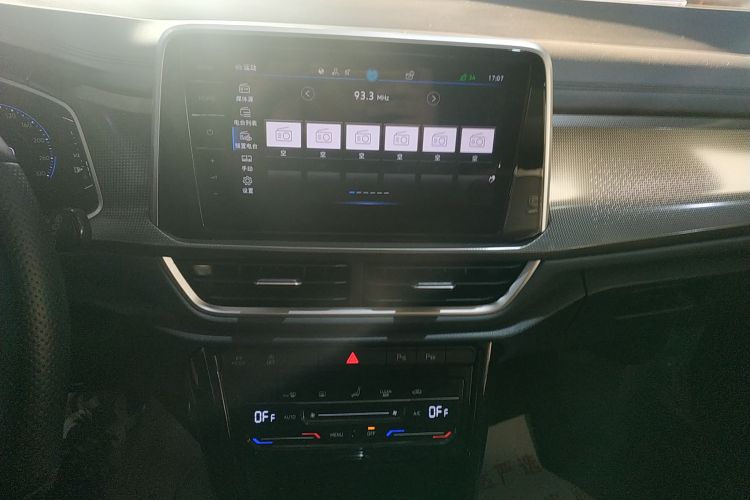 Volkswagen T-Roc 2023 car image #17