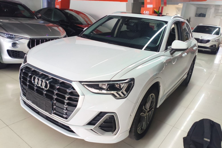 Audi Q3 2022 car image #2