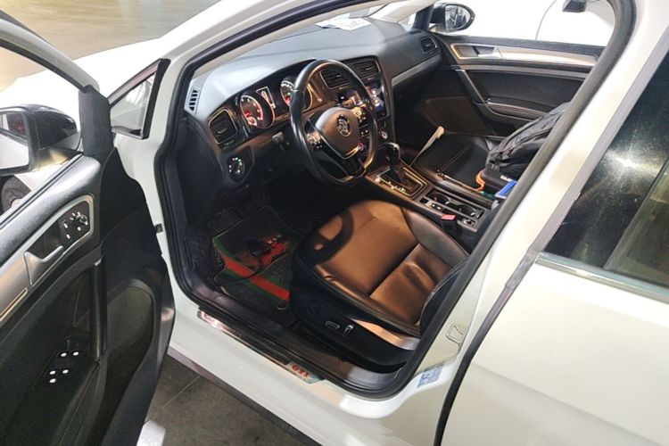 Volkswagen Golf 2020 car image #16