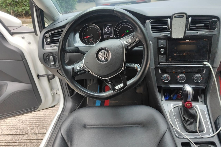 Volkswagen Golf 2019 car image #15