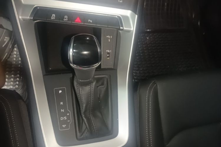 Audi Q3 2020 car image #14