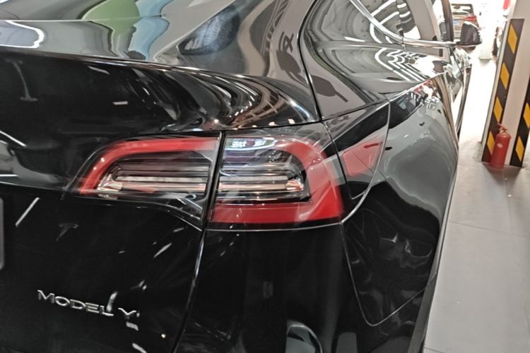 Tesla Model Y 2023 #8 Tesla Model Y 2023 car image #8