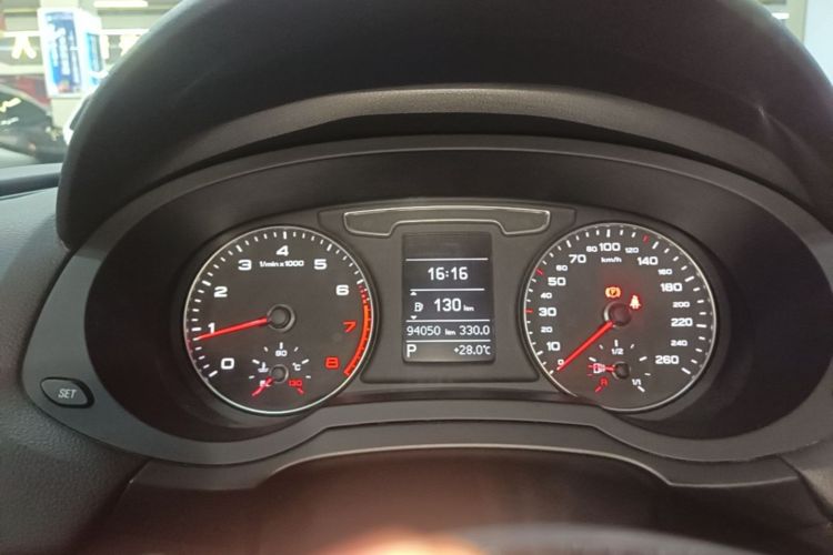 Audi Q3 2019 car image #16