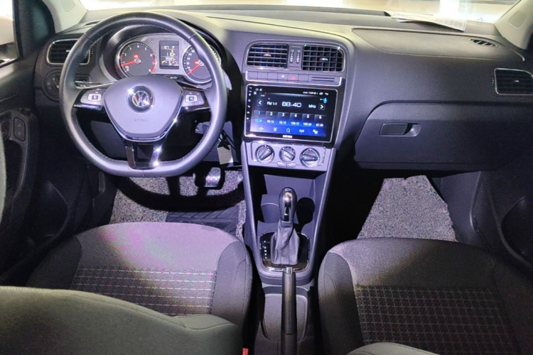 Volkswagen Polo 2016 car image #10