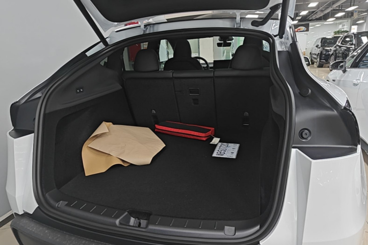 Tesla Model Y 2026 car image #19
