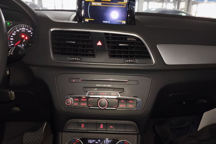 Audi Q3 2018 car image #13