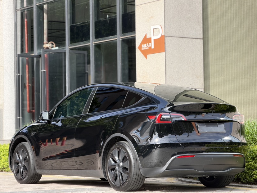 Tesla Model Y 2023 #4 Tesla Model Y 2023 car image #4