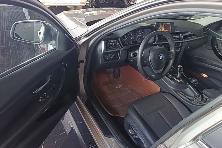 BMW 3 Series 2017 car image #16