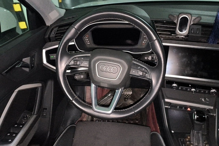 Audi Q3 2022 car image #15