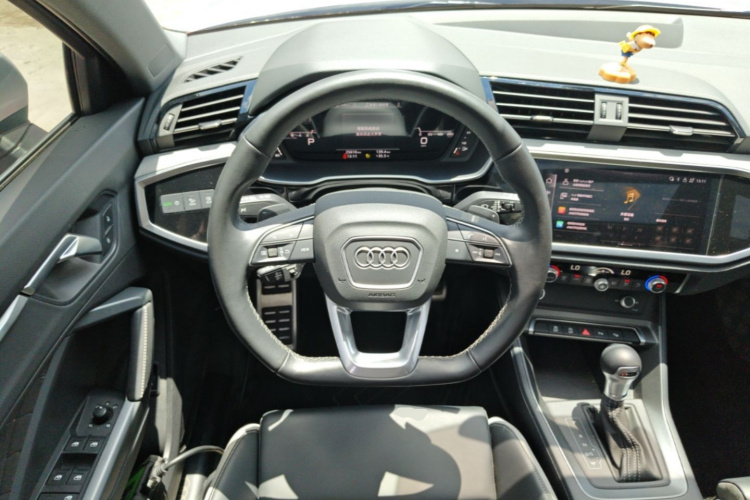 Audi Q3 2024 car image #11