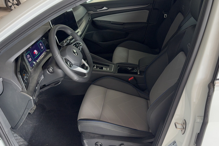 Volkswagen Golf 2026 car image #16
