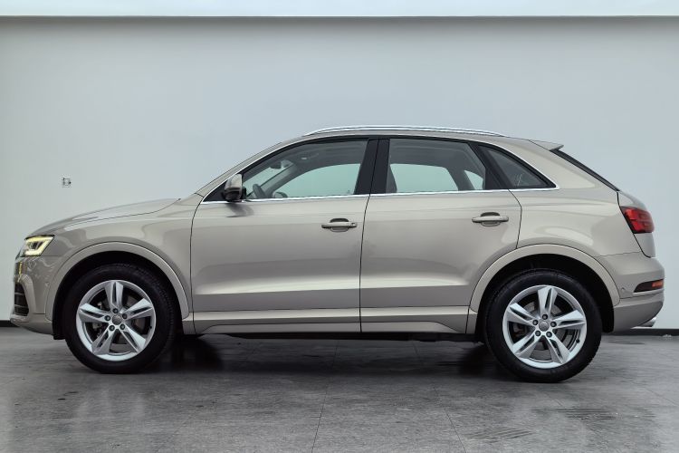 Audi Q3 2017 car image #9