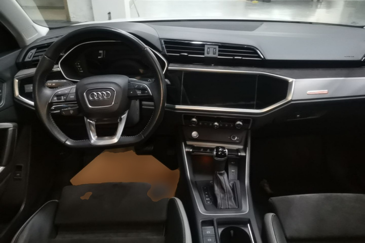 Audi Q3 2020 car image #10