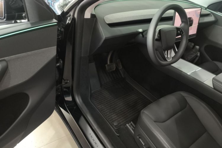 Tesla Model Y 2025 #16 Tesla Model Y 2025 car image #16