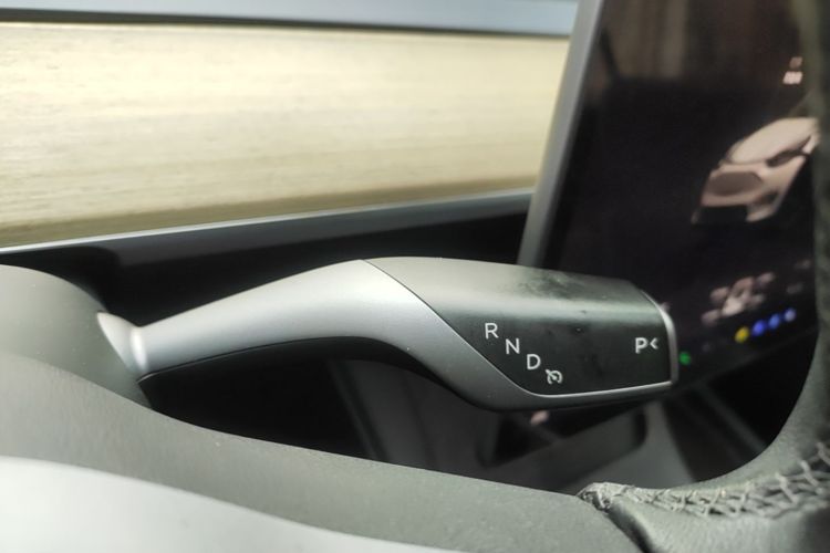 Tesla Model Y 2023 car image #14