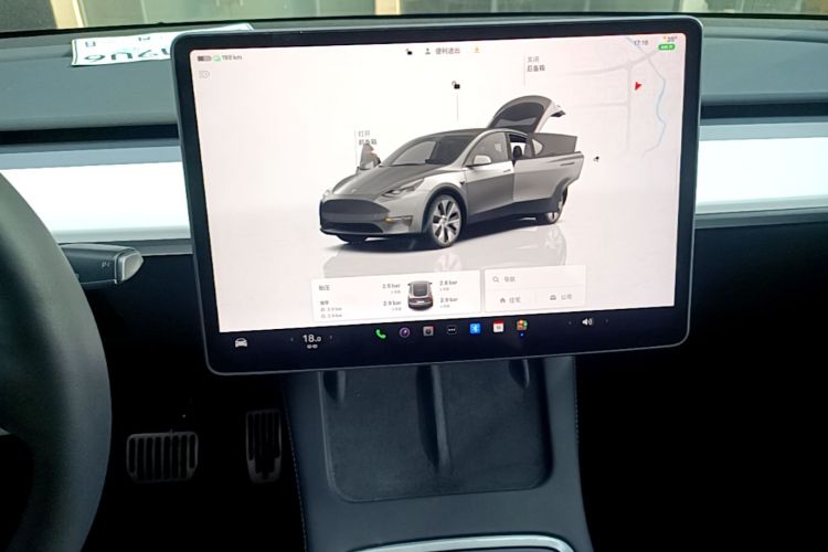 Tesla Model Y 2023 car image #13