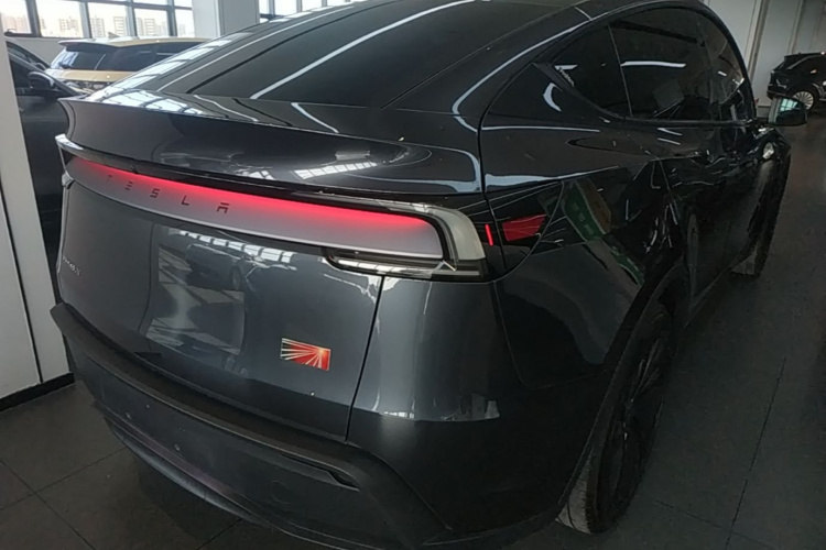 Tesla Model Y 2025 car image #7