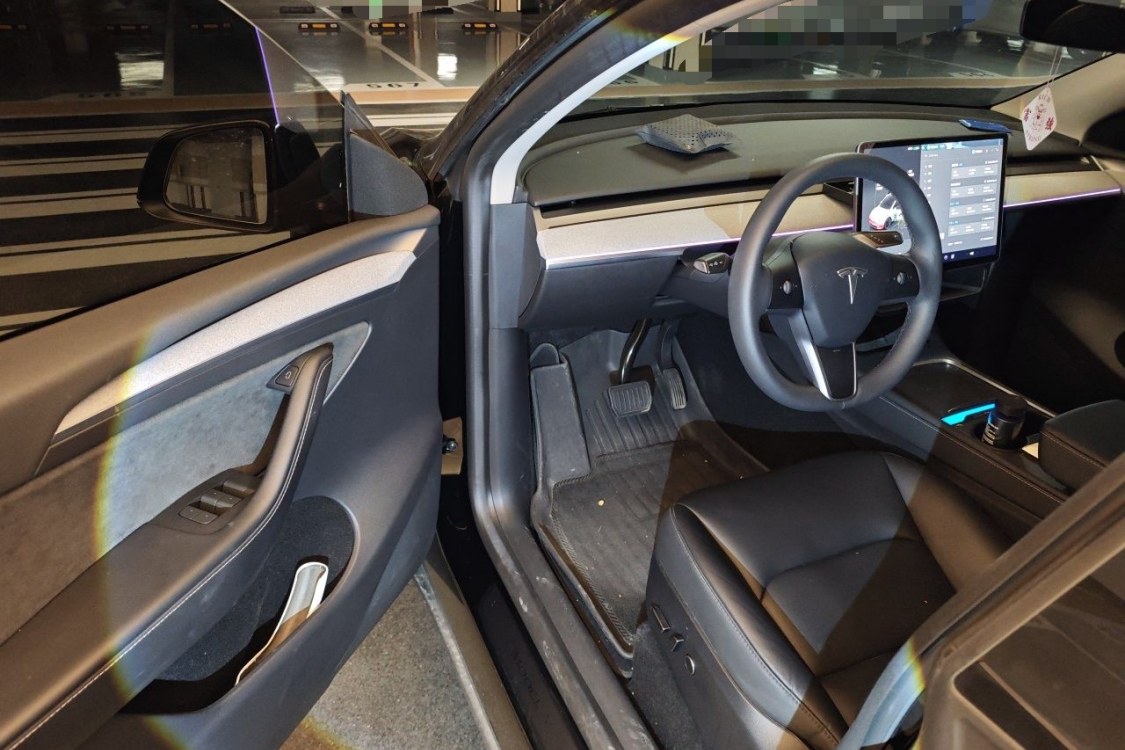 Tesla Model Y 2024 car image #24
