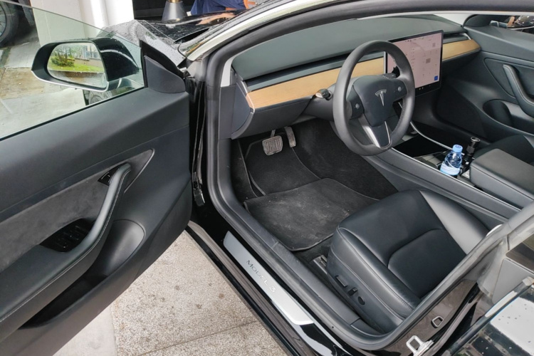 Tesla Model 3 2020 car image #12
