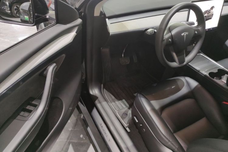 Tesla Model Y 2023 car image #16