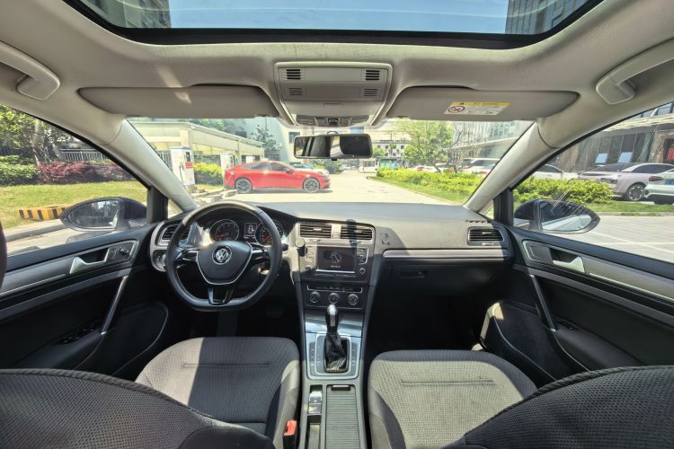 Volkswagen Golf 2017 car image #24