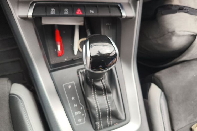 Audi Q3 2020 car image #18