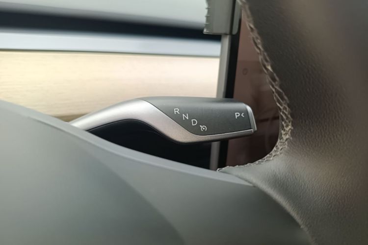 Tesla Model Y 2023 car image #14