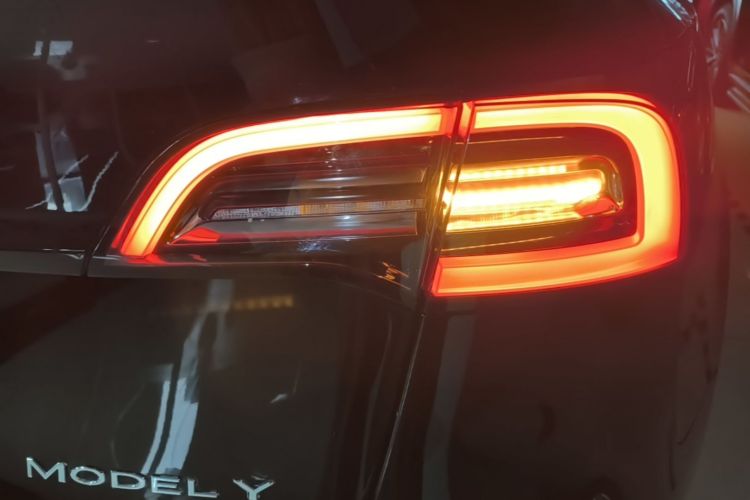 Tesla Model Y 2021 car image #8