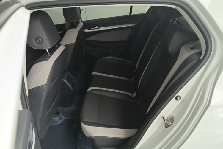 Volkswagen Golf 2023 car image #13