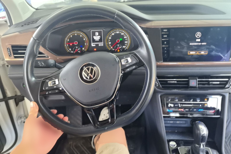 Volkswagen Tharu 2021 car image #10
