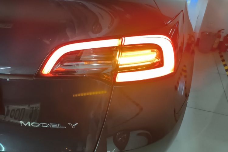 Tesla Model Y 2024 #8 Tesla Model Y 2024 car image #8