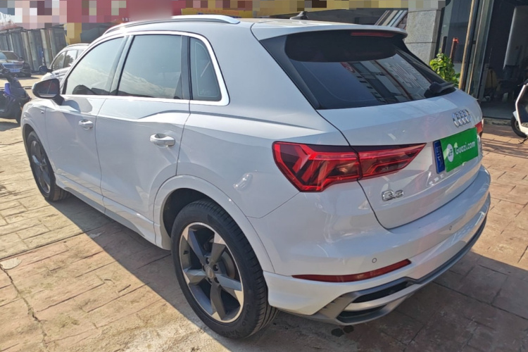 Audi Q3 2019 car image #7