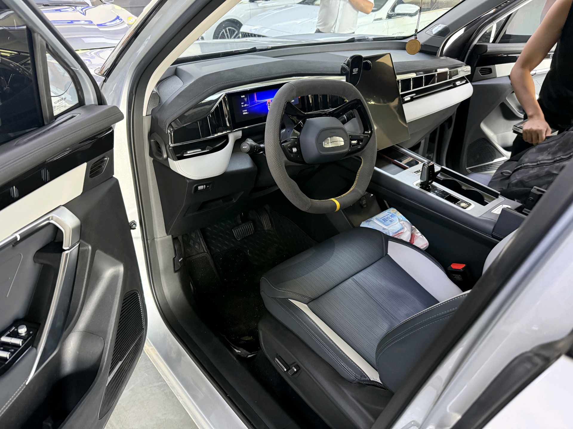 GEELY Boyue L 2025 car image #2