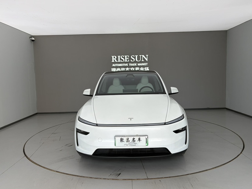 Tesla Model Y 2025 #2 Tesla Model Y 2025 car image #2